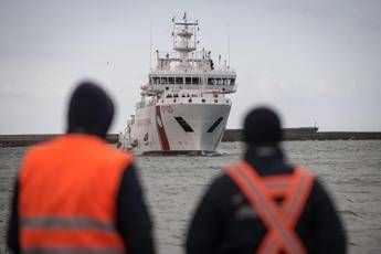 Ormeggia la Gregoretti, naufraghi restano a bordo