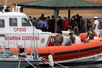 La madre muore in viaggio, bimba di 9 mesi sbarca sola a Lampedusa La madre muore in viaggio, bimba di 9 mesi sbarca sola a Lampedusa
