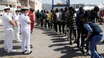 Al via i trasferimenti da Lampedusa, in 70 portati a Porto Empedocle Al via i trasferimenti da Lampedusa, in 70 portati a Porto Empedocle