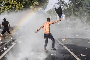 Migranti, scontri in Ungheria: polizia usa gas e idranti contro profughi Migranti, scontri in Ungheria: polizia usa gas e idranti contro profughi