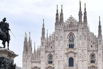 Coronavirus, arcivescovo sale sul Duomo e prega Madonnina /Video