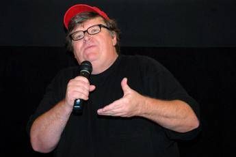 Armi, la proposta di Michael Moore Armi, la proposta di Michael Moore