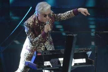 Ironia web su testo Morgan: Ringrazia il cielo che sei su questo palco Ironia web su testo Morgan: Ringrazia il cielo che sei su questo palco
