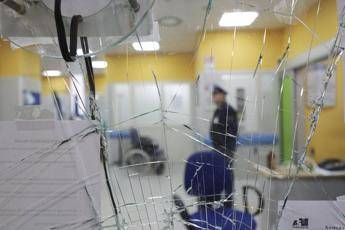 De Magistris: Morte 15enne tragedia ma inaccettabile devastare pronto soccorso De Magistris: Morte 15enne tragedia ma inaccettabile devastare pronto soccorso