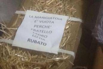 Napoli, rubata statuina Gesù: il cartello per 'fratello ladro' Napoli, rubata statuina Gesù: il cartello per 'fratello ladro'