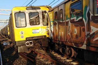 Napoli scontro treni, ipotesi disastro ferroviario e lesioni