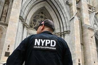 Con le taniche di benzina nella cattedrale di Ny Con le taniche di benzina nella cattedrale di Ny