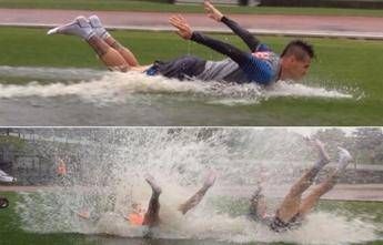 Calcio d'estate: visto che manca il sole, il Napoli si allena tra aquaplaning e tuffi /VIDEO Calcio d'estate: visto che manca il sole, il Napoli si allena tra aquaplaning e tuffi /VIDEO