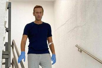 Russia, Navalny migliora: cammina da solo e senza flebo Russia, Navalny migliora: cammina da solo e senza flebo