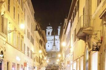 Roma, vetrine e insegne accese di notte Roma, vetrine e insegne accese di notte