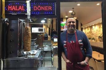 Il kebabbaro: L'incendio mi ha fatto male, qui la gente prega Il kebabbaro: L'incendio mi ha fatto male, qui la gente prega