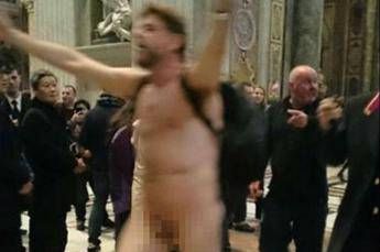 Uomo nudo nella basilica di San Pietro, bloccato dalla Gendarmeria Uomo nudo nella basilica di San Pietro, bloccato dalla Gendarmeria