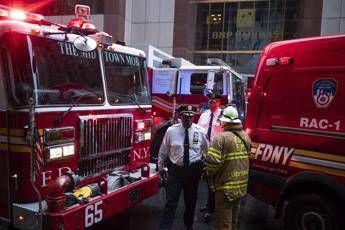 Elicottero contro grattacielo a New York Elicottero contro grattacielo a New York