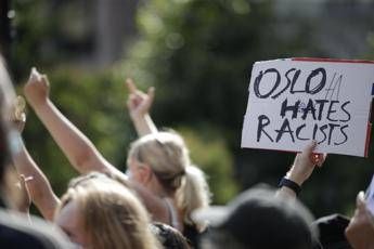 Oslo, corteo anti Islam: disordini in piazza, interviene la polizia Oslo, corteo anti Islam: disordini in piazza, interviene la polizia