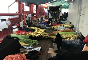 Ocean Viking soccorre 50 migranti, primo test per governo