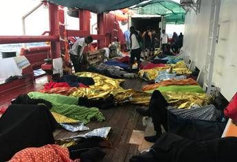 Ocean Viking vicina a Lampedusa: a bordo 356 persone. La situazione Ocean Viking vicina a Lampedusa: a bordo 356 persone. La situazione