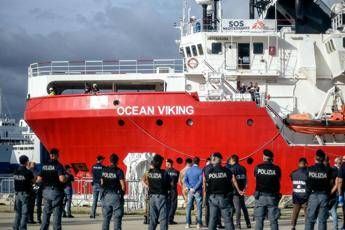 Ocean Viking a Pozzallo, fermato scafista