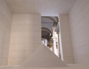 Design, per Chipperfield sale, gesso e luce per dare materialità al bianco /Video Design, per Chipperfield sale, gesso e luce per dare materialità al bianco /Video