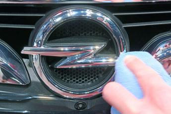 Usa, General Motors taglia forza lavoro Opel_logo_fg