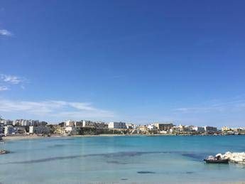 Immigrati, l'accoglienza nel centro Don Tonino Bello: Otranto ce l'ha nel Dna/Video Immigrati, l'accoglienza nel centro Don Tonino Bello: Otranto ce l'ha nel Dna/Video