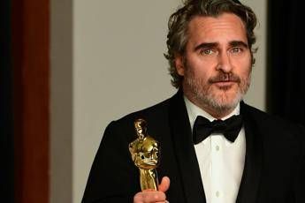 Joaquin Phoenix da Oscar, salva mucca e vitellino/Video