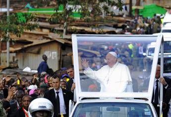 Papa Francesco nella bidonville di Kangemi, una suora: Ha pianto Papa Francesco nella bidonville di Kangemi, una suora: Ha pianto