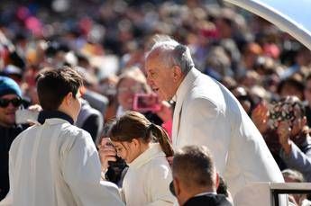 Bagno di folla a San Pietro, sulla papamobile con Bergoglio 4 bambini Bagno di folla a San Pietro, sulla papamobile con Bergoglio 4 bambini