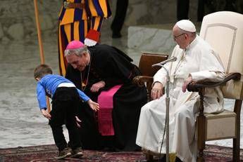 Bimbo corre sul palco, il Papa: E' argentino, è indisciplinato Bimbo corre sul palco, il Papa: E' argentino, è indisciplinato