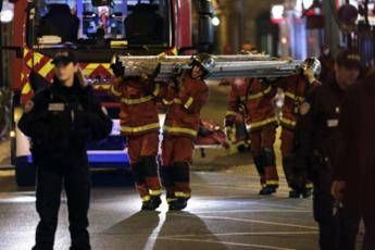 Parigi, a fuoco un palazzo nella notte. Otto morti. Arrestata una donna Parigi, a fuoco un palazzo nella notte. Otto morti. Arrestata una donna
