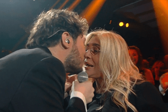 Pinguini show, il frontman bacia Mara Venier Pinguini show, il frontman bacia Mara Venier