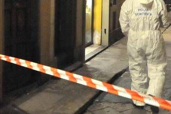 Arezzo, donna trovata impiccata in casa