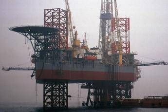Tensione Iran-Usa, forte impennata del prezzo del petrolio Tensione Iran-Usa, forte impennata del prezzo del petrolio