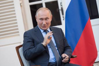 Putin si regala un aumento di stipendio per il compleanno
