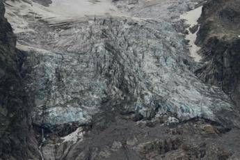 Allerta ghiacciaio, fronte accelera di 90 cm al giorno Allerta ghiacciaio, fronte accelera di 90 cm al giorno