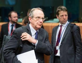 Padoan: taglio dell'Irpef rinviato ma le tasse scendono Padoan: taglio dell'Irpef rinviato ma le tasse scendono