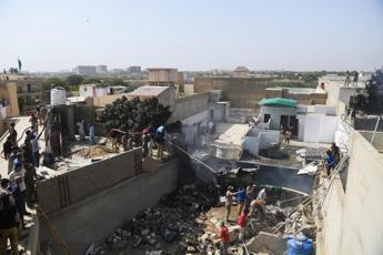 Pakistan, aereo si schianta in zona residenziale: a bordo 98 persone