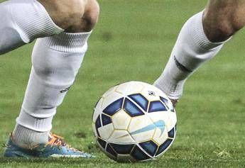 Sla, lo studio: calciatori si ammalano prima e di più Sla, lo studio: calciatori si ammalano prima e di più