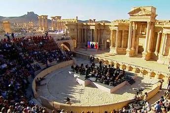La musica dopo le bombe, maestro russo dirige orchestra sinfonica a Palmira /Video La musica dopo le bombe, maestro russo dirige orchestra sinfonica a Palmira /Video