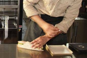 Cameriere lento col panino, cliente lo uccide Cameriere lento col panino, cliente lo uccide