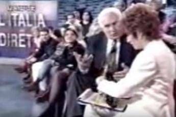 200 grammi di hashish in diretta tv, il 'regalo' di Marco Pannella ad Alda D'Eusanio /Video 200 grammi di hashish in diretta tv, il 'regalo' di Marco Pannella ad Alda D'Eusanio /Video