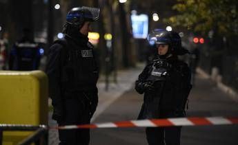 Parigi, liberati dipendenti agenzia di viaggi: rapinatore in fuga Parigi, liberati dipendenti agenzia di viaggi: rapinatore in fuga