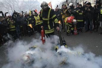 Parigi, vigili del fuoco in piazza: scontri con la polizia Parigi, vigili del fuoco in piazza: scontri con la polizia