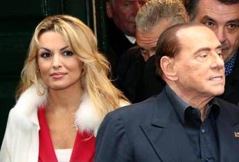 'Foto' Berlusconi con l'azzurra Fascina, gossip alla Camera e la nota di Forza Italia 'Foto' Berlusconi con l'azzurra Fascina, gossip alla Camera e la nota di Forza Italia