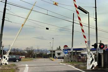 Lodi, auto travolta a passaggio a livello: morta conducente Lodi, auto travolta a passaggio a livello: morta conducente