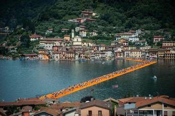 The Floating Piers, Antonella Clerici raggiante sulla passerella di Christo The Floating Piers, Antonella Clerici raggiante sulla passerella di Christo