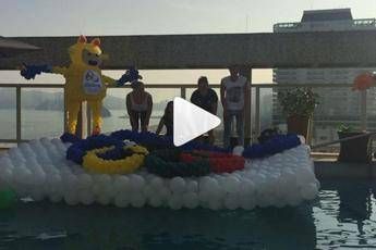 Federica Pellegrini si dà ai tuffi, ma sbaglia bersaglio... /Video Federica Pellegrini si dà ai tuffi, ma sbaglia bersaglio... /Video