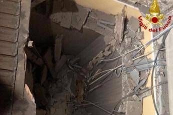 Livorno, crollo parziale copertura edificio: 6 famiglie evacuate Livorno, crollo parziale copertura edificio: 6 famiglie evacuate