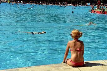Reazione chimica letale in piscina, finisce in tragedia party influencer Reazione chimica letale in piscina, finisce in tragedia party influencer
