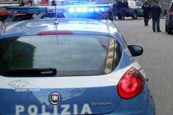 La mamma non vuole tornare con il padre, figlio tenta di gettarla dal balcone La mamma non vuole tornare con il padre, figlio tenta di gettarla dal balcone