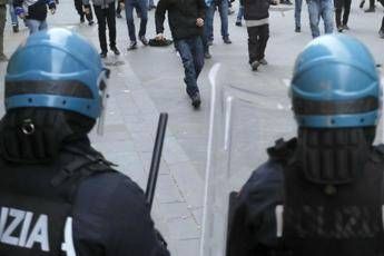 Genova, Amnesty: Pestaggio crudele, servono codici identificativi Genova, Amnesty: Pestaggio crudele, servono codici identificativi